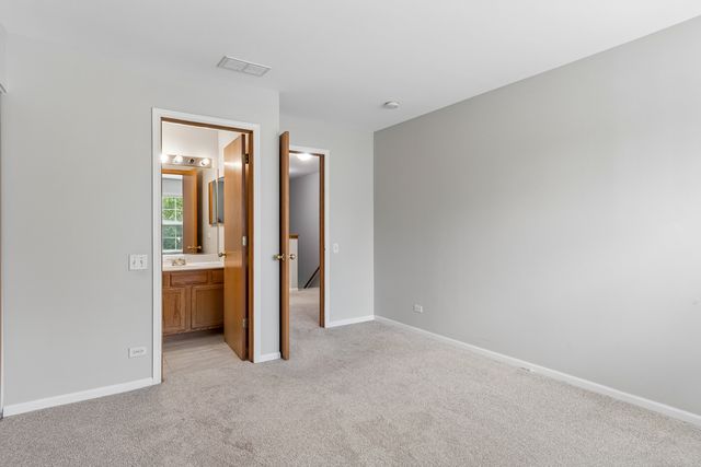 2943 STONEWATER Drive 2943, Naperville, IL 60564