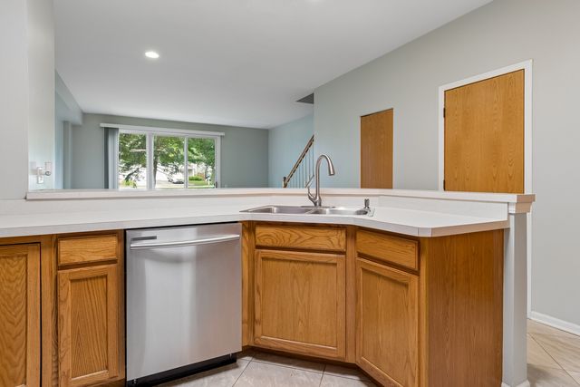 2943 STONEWATER Drive 2943, Naperville, IL 60564