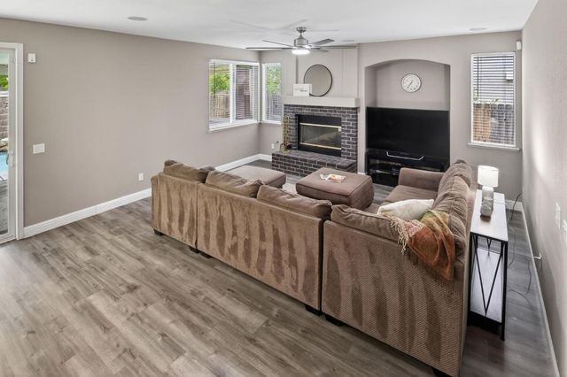 10228 Jenny Lynn Way, Elk Grove, CA 95757