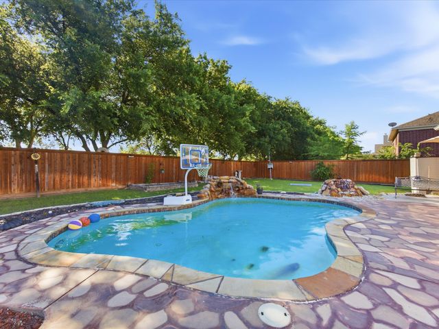 2018 Spring Creek Drive, Midlothian, TX 76065