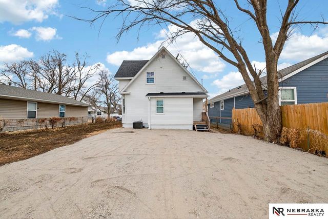 2566 Manderson Street, Omaha, NE 68111