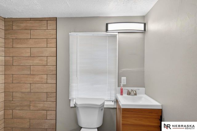 2566 Manderson Street, Omaha, NE 68111