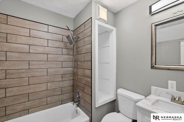 2566 Manderson Street, Omaha, NE 68111