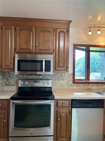 3 Jordan DR, Newport News, VA 23606