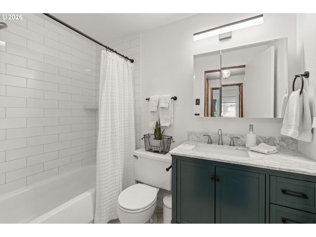 252 FOXTAIL Dr, Eugene, OR 97401