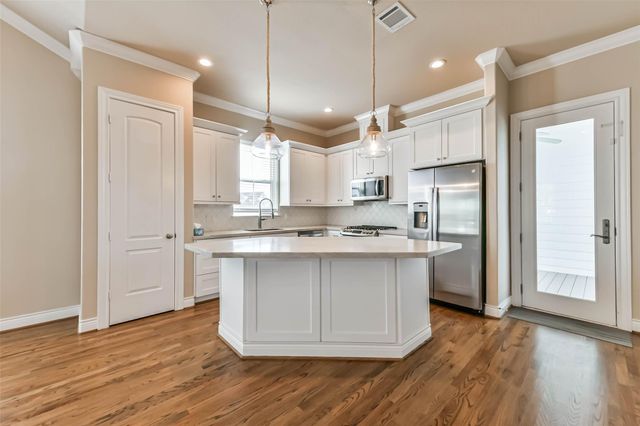 6 Compass Circle, Galveston, TX 77554