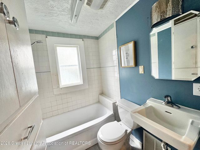 1019 N Jenison Avenue, Lansing, MI 48915