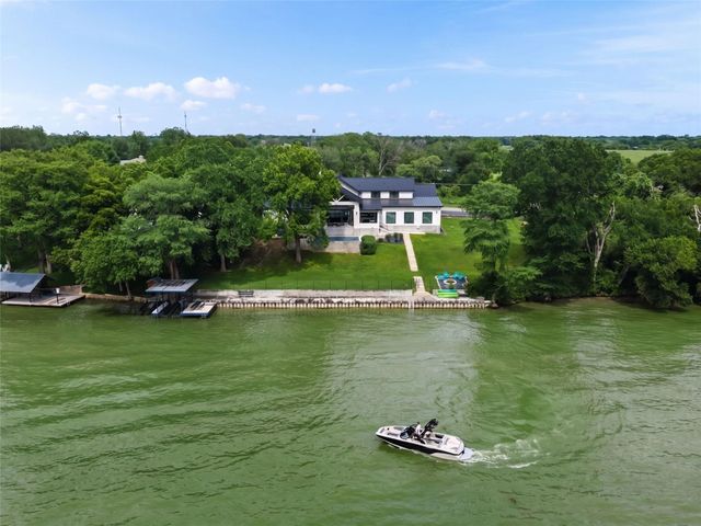 230 Turtle LN, Seguin, TX 78155