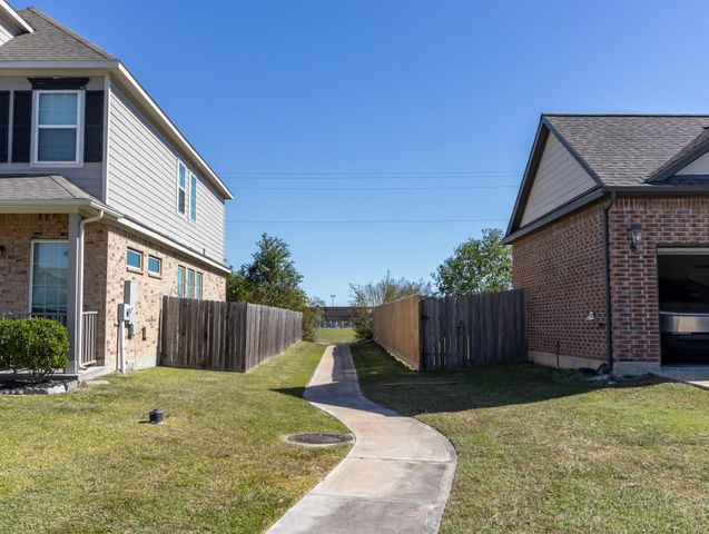 6540 Turner Fields Lane, Dickinson, TX 77539