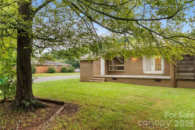 4900 Malibu Drive, Charlotte, NC 28215