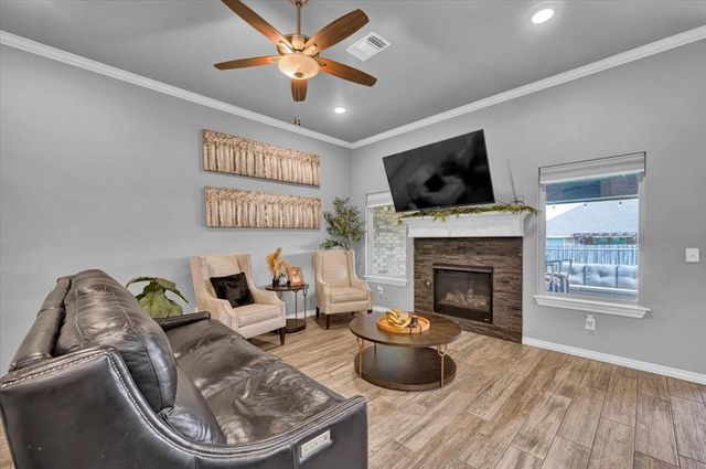 612 Bison Crossing Drive, Yukon, OK 73099