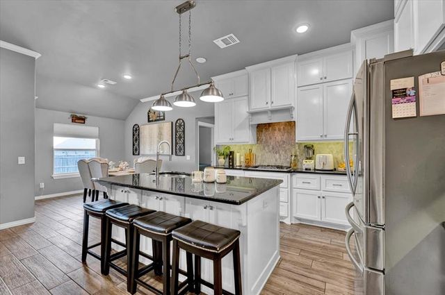 612 Bison Crossing Drive, Yukon, OK 73099