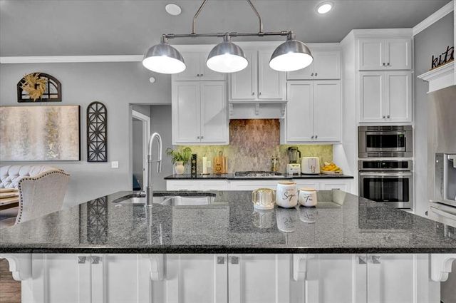 612 Bison Crossing Drive, Yukon, OK 73099