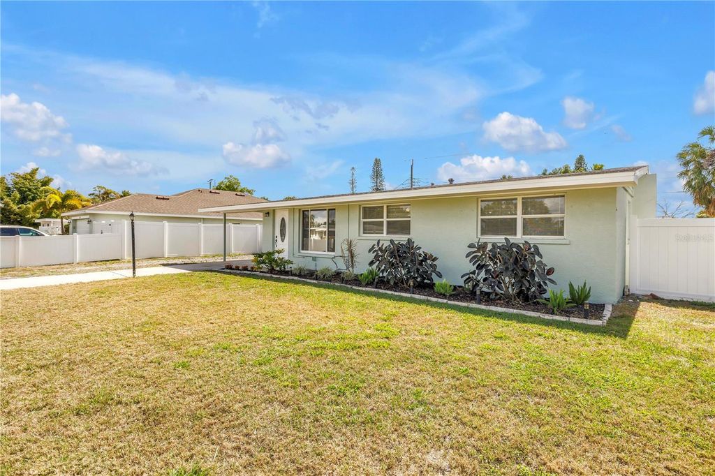 Image 3 of property listing at 2112 HOPKINS DRIVE W, Bradenton, FL 34207