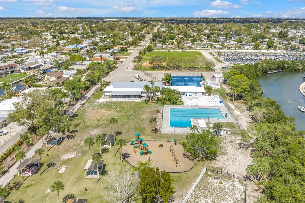 Image 36 of property listing at 2112 HOPKINS DRIVE W, Bradenton, FL 34207