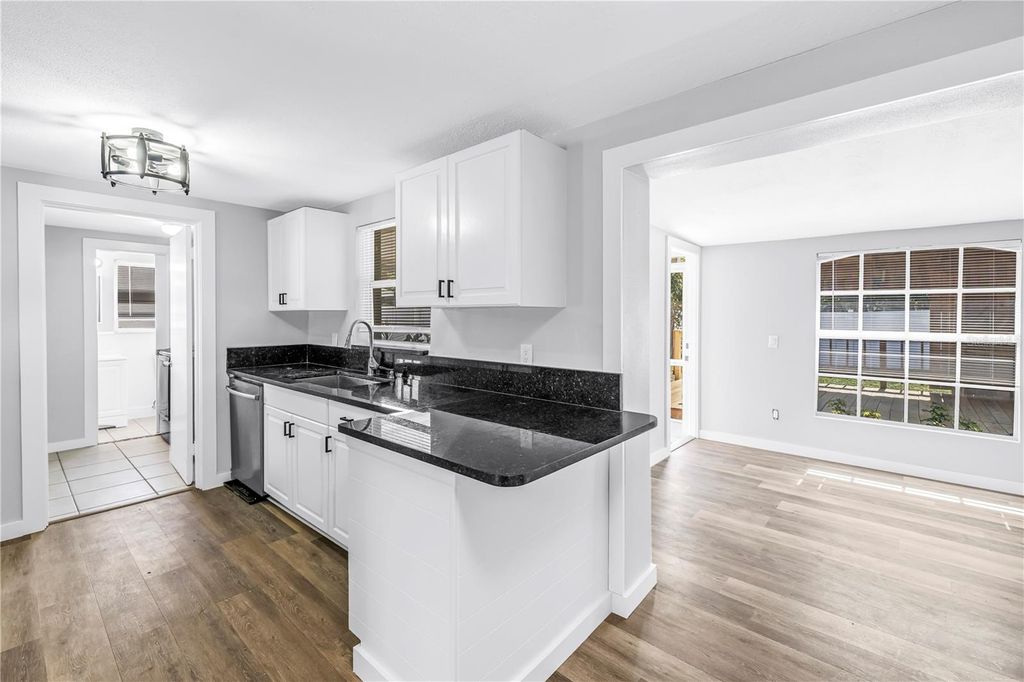 Image 7 of property listing at 2112 HOPKINS DRIVE W, Bradenton, FL 34207