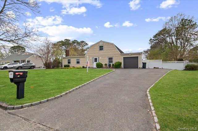22 Redpine Road, Medford, NY 11763