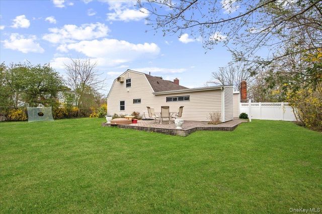 22 Redpine Road, Medford, NY 11763