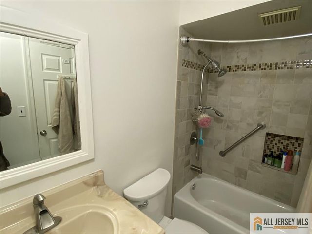 144 Beverly Hill Terrace B, Woodbridge Proper, NJ 07095