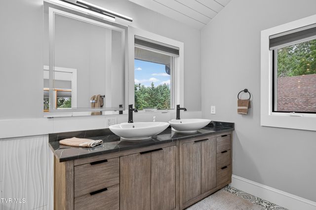 175 Northeast Stonewall Heights, Abingdon, VA 24210