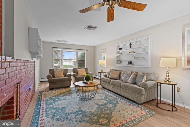 29 GRACEFUL LN, Levittown, PA 19055