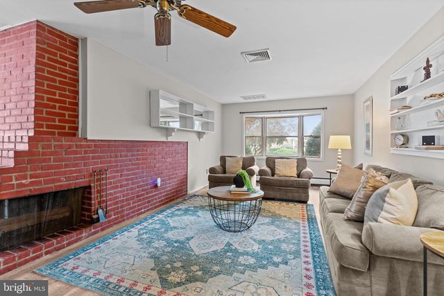 29 GRACEFUL LN, Levittown, PA 19055