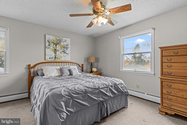 29 GRACEFUL LN, Levittown, PA 19055