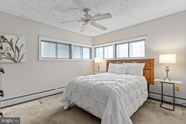 29 GRACEFUL LN, Levittown, PA 19055