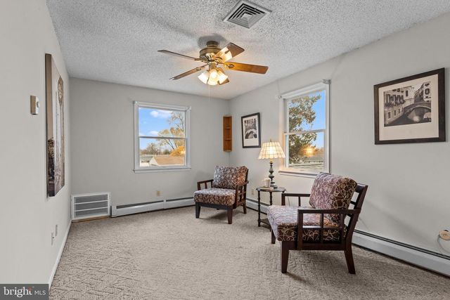 29 GRACEFUL LN, Levittown, PA 19055