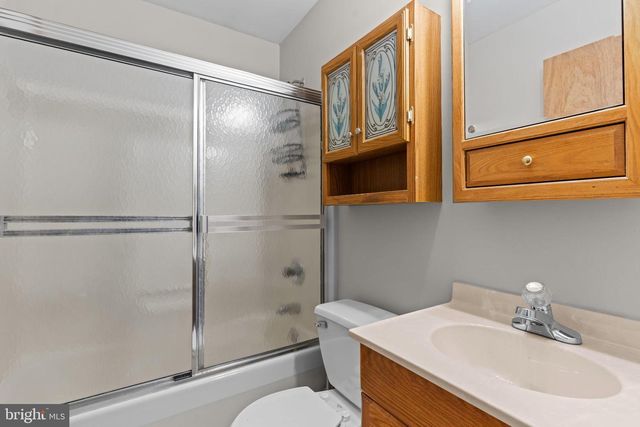 29 GRACEFUL LN, Levittown, PA 19055