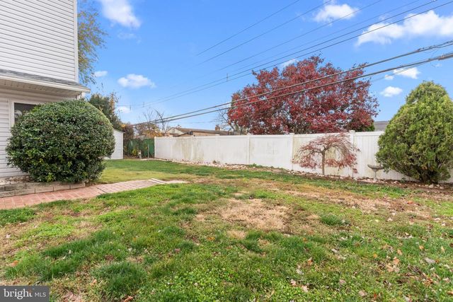 29 GRACEFUL LN, Levittown, PA 19055