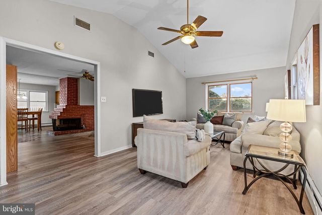 29 GRACEFUL LN, Levittown, PA 19055