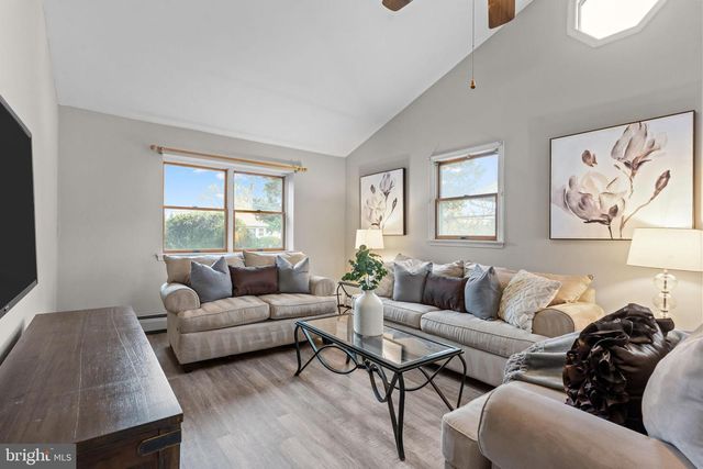 29 GRACEFUL LN, Levittown, PA 19055