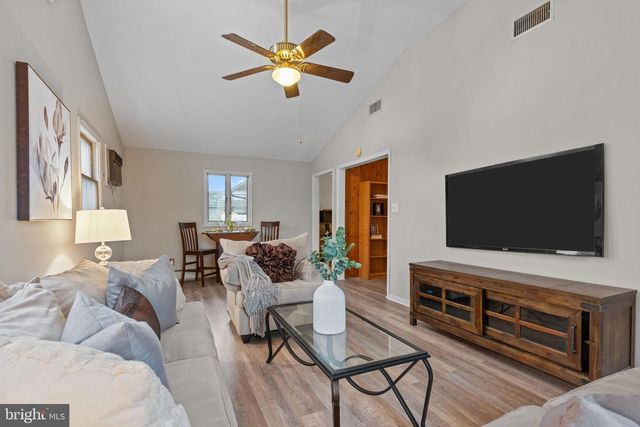 29 GRACEFUL LN, Levittown, PA 19055