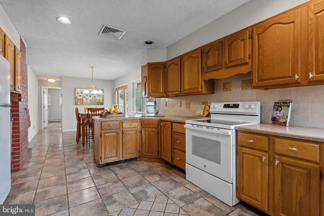 29 GRACEFUL LN, Levittown, PA 19055