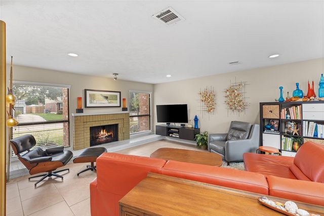 1610 E Hedgecroft Drive, El Lago, TX 77586