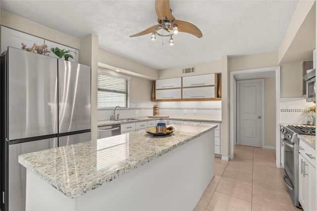 1610 E Hedgecroft Drive, El Lago, TX 77586