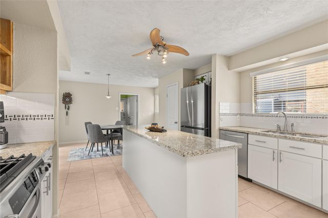 1610 E Hedgecroft Drive, El Lago, TX 77586