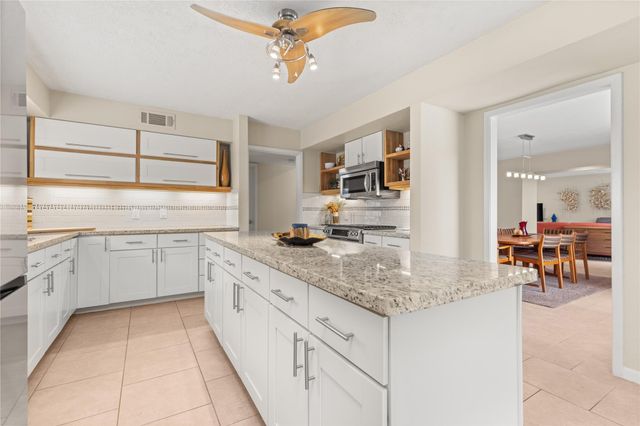 1610 E Hedgecroft Drive, El Lago, TX 77586