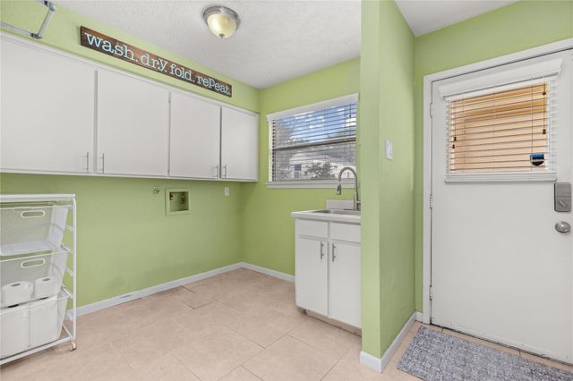 1610 E Hedgecroft Drive, El Lago, TX 77586