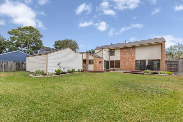 1610 E Hedgecroft Drive, El Lago, TX 77586