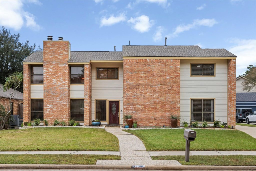 1610 E Hedgecroft Drive, El Lago, TX 77586