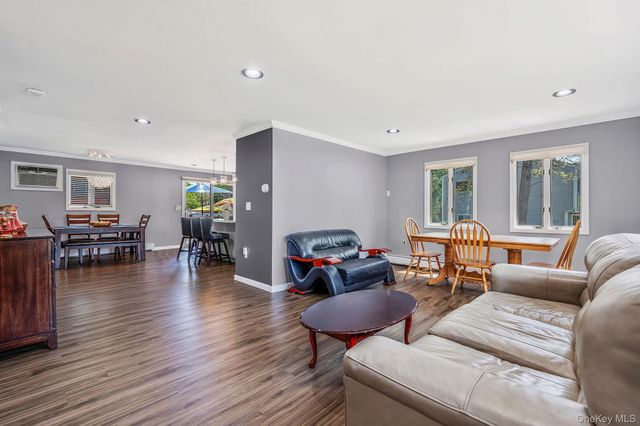 935 Sterling Place, West Babylon, NY 11704