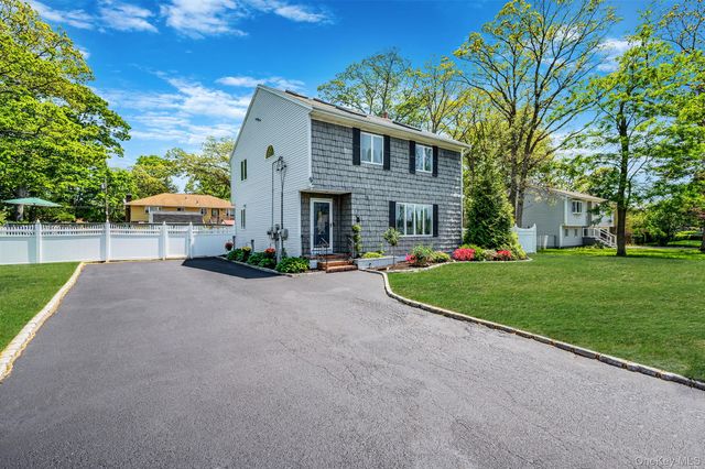 935 Sterling Place, West Babylon, NY 11704