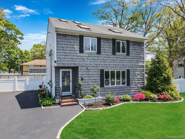 935 Sterling Place, West Babylon, NY 11704