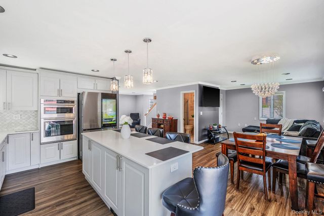 935 Sterling Place, West Babylon, NY 11704