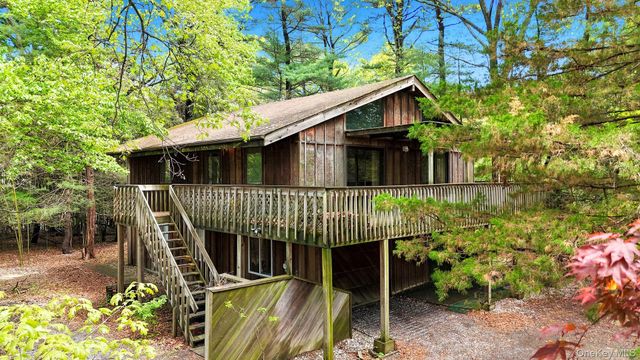 179 Gnarled Hollow Road, East Setauket, NY 11733