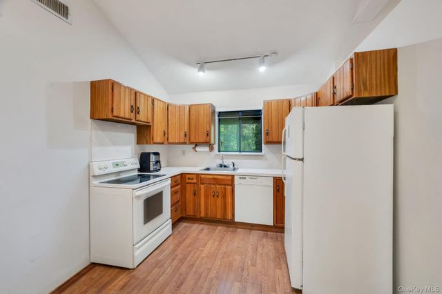 179 Gnarled Hollow Road, East Setauket, NY 11733