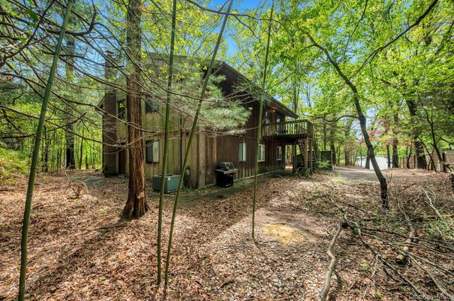 179 Gnarled Hollow Road, East Setauket, NY 11733