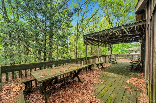 179 Gnarled Hollow Road, East Setauket, NY 11733